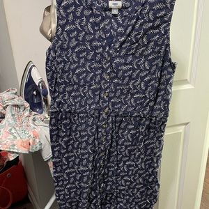 Sleeves tie in the front knee length dress. Size xl